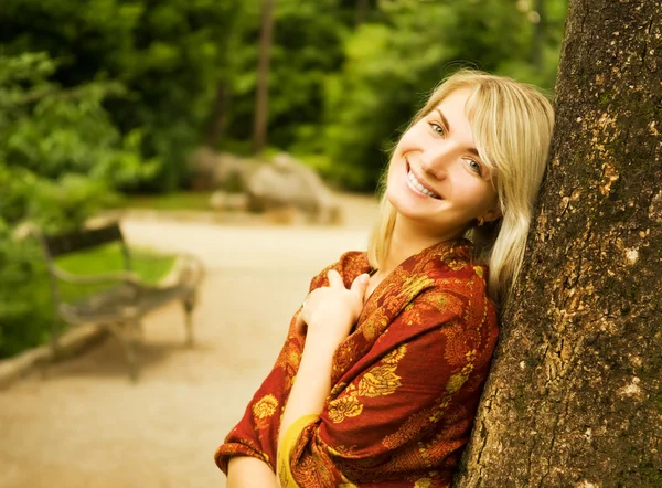 Schöne Junge Frau Entspannt Sich Einem Park — Stockfoto