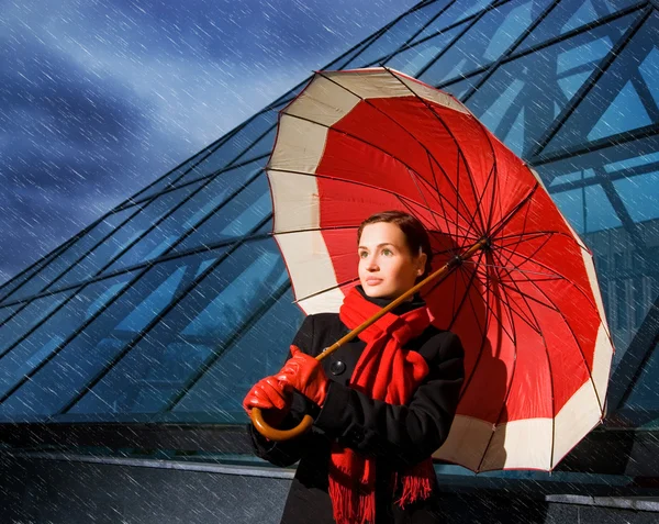 Bella Giovane Donna Con Ombrello Rosso Nel Giorno Pioggia — Foto Stock