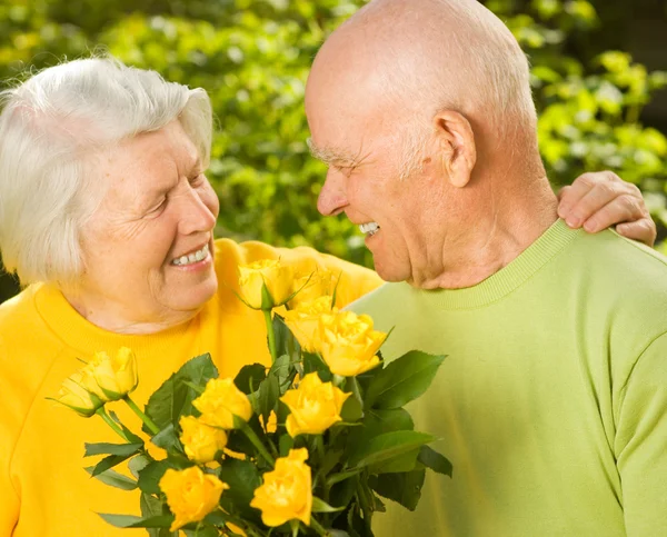 Heureux couple de personnes âgées en amour à l'extérieur — Photo