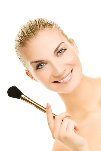 Una joven encantadora con un cepillo de maquillaje. Aislado sobre respaldo blanco —  Fotos de Stock