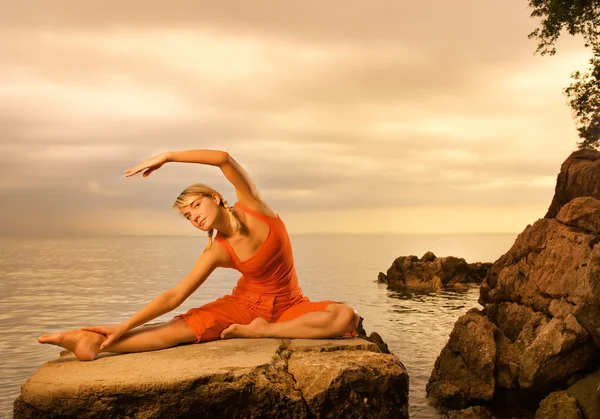 Belle Jeune Femme Faisant Exercice Yoga Plein Air — Photo