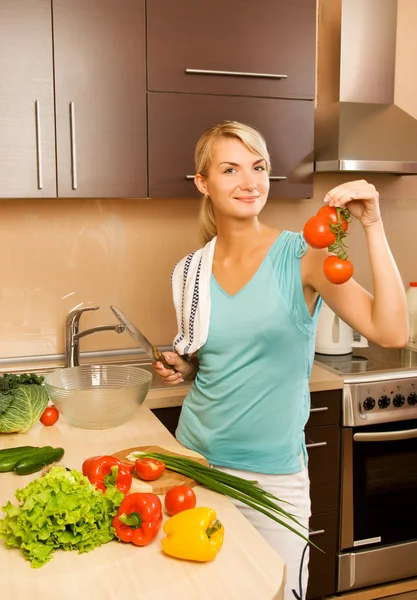Mulher bonita fazendo salada vegetariana vegetal — Fotografia de Stock