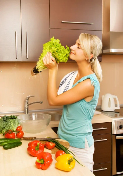 Mooie Jonge Vrouw Maken Vegetarische Plantaardige Salade — Stockfoto