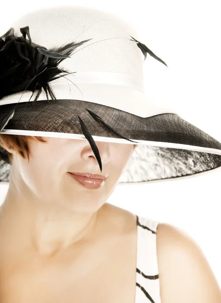 Красивая женщина средних лет в стильной классической шляпе — стоковое фото