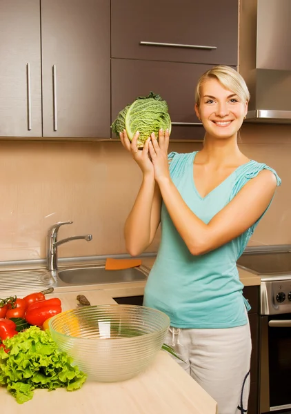 Bella giovane donna che fa insalata vegetale vegetariana — Foto Stock