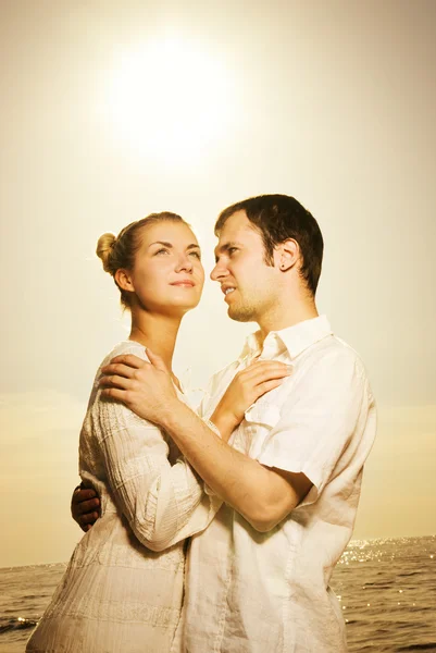 Mooie jonge paar in liefde in de buurt van de zee — Stockfoto