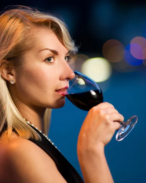 Güzel genç bayan kırmızı şarap içme — Stok fotoğraf