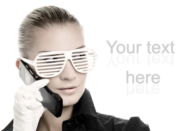 Mulher bonita em óculos de sol legal fala ao telefone. Iso. — Fotografia de Stock