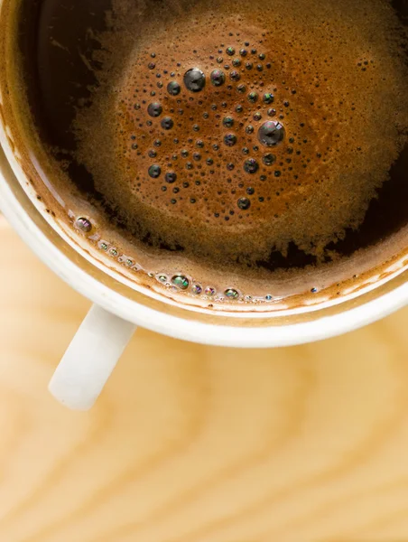 Tasse dunkelbraunen Kaffee auf einem Holztisch — Stockfoto