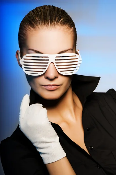 Mulher Jovem Bonita Com Óculos Sol Persianas Elegantes — Fotografia de Stock