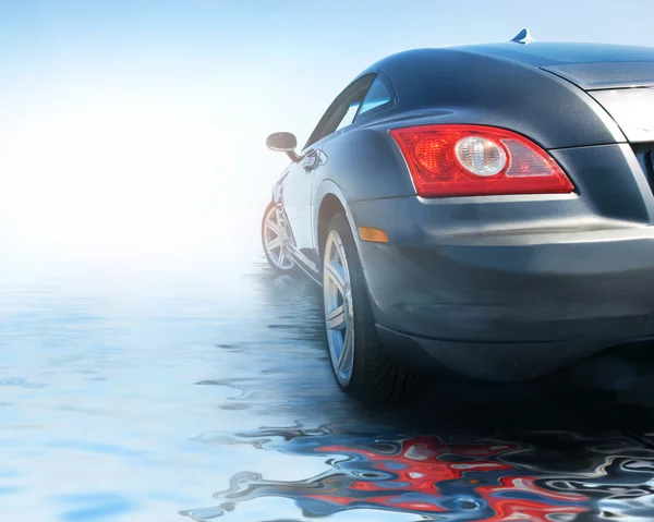 スポーツ車の水に反映 — ストック写真