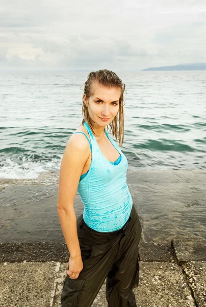 Våt tjej står nära havet — Stockfoto