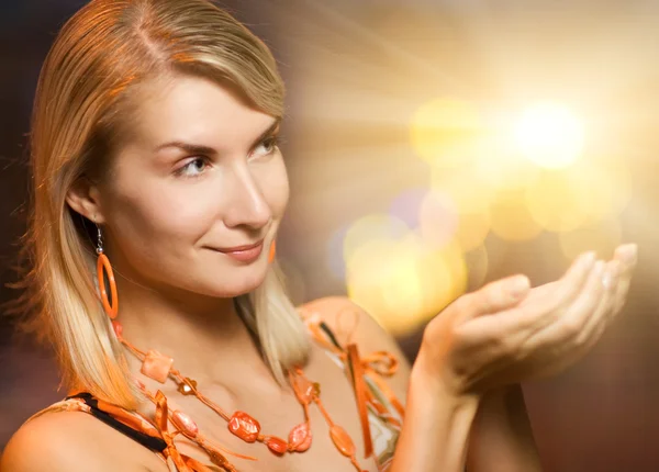 Mooie vrouw met magische lampen in haar handen — Stockfoto