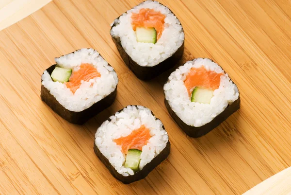 Sushi Auf Bambusteller — Stockfoto