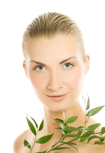 Hermosa mujer joven con planta verde retrato de cerca —  Fotos de Stock
