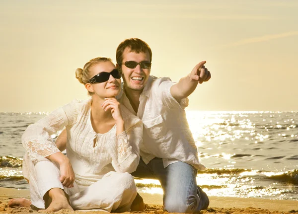 在海滩上休闲的年轻美丽夫妇 — 图库照片