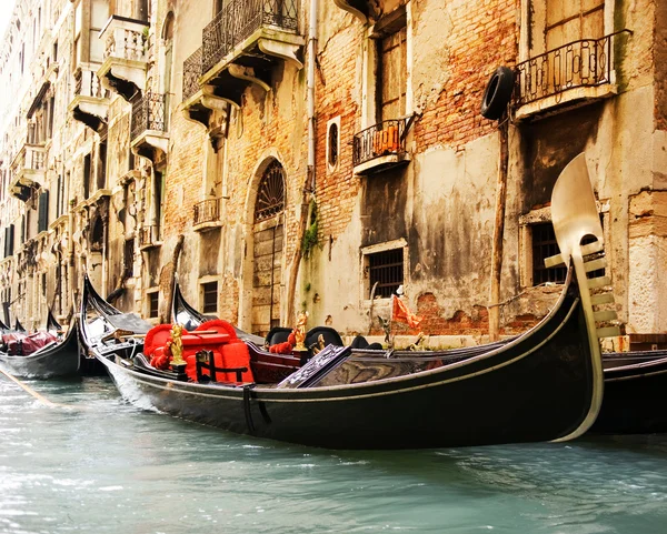 Traditional Venice gandola ride — Stock Photo, Image