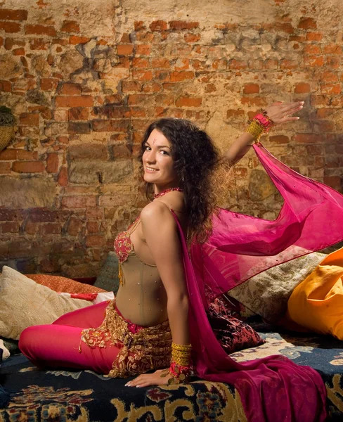 Красивая женщина танцует на подушках — стоковое фото