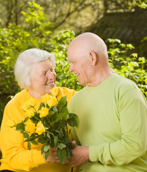 Szczęśliwy Senior Para Miłość Świeżym Powietrzu — Zdjęcie stockowe