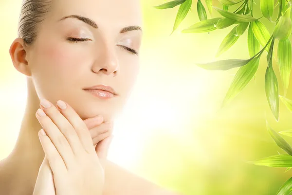 Mulher bonita aplicando cosméticos orgânicos em sua pele — Fotografia de Stock