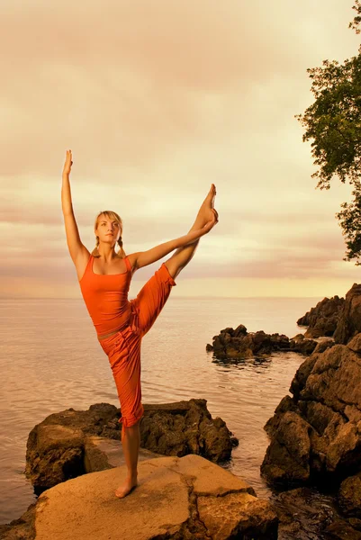 Belle Jeune Femme Faisant Exercice Yoga Plein Air — Photo