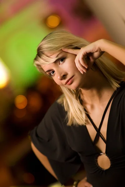 Schöne junge Frau entspannt sich in einem Nachtclub — Stockfoto