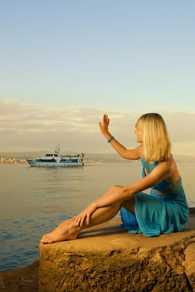 Mooie Jonge Vrouw Verwelkomt Boot Met Toeristen — Stockfoto