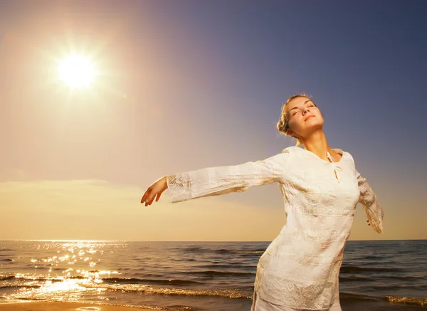 Красива молода жінка розслабляється біля океану — стокове фото