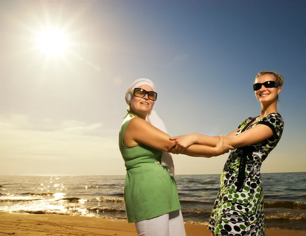 Две Красивые Женщины Сидят Пляже — стоковое фото