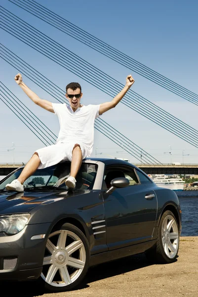 Gelukkig Jonge Man Zit Top Zijn Moderne Sport Auto — Stockfoto