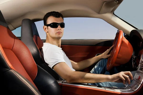 Pohledný Mladý Muž Řídí Moderní Sportovní Auto — Stock fotografie