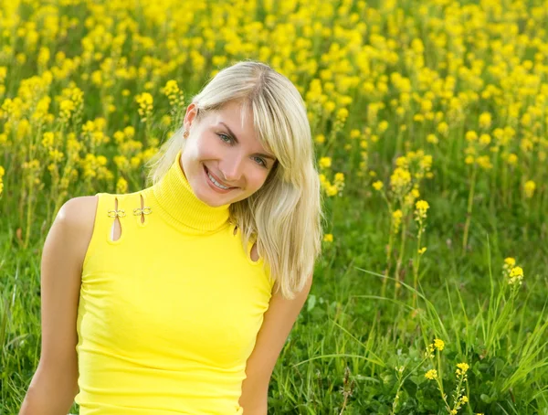 Vacker Ung Kvinna Blomma Fältet — Stockfoto