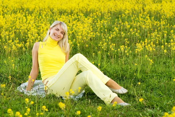 Schöne Junge Frau Sitzt Einem Blumenfeld — Stockfoto