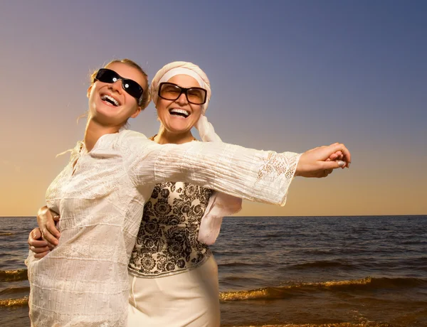 두 아름 다운 여자는 바다 근처 편안한 — 스톡 사진