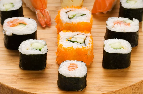 Különböző Típusú Sushi Bambusz Lemez — Stock Fotó
