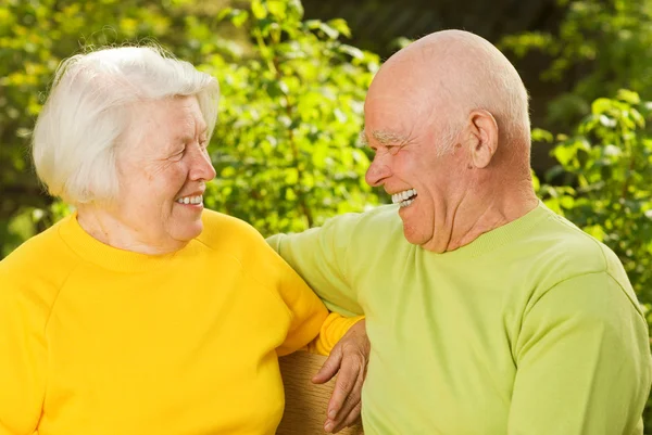 Glückliches Seniorenpaar Freien — Stockfoto