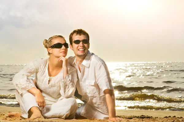 Молода красива пара розслабляється на пляжі — стокове фото