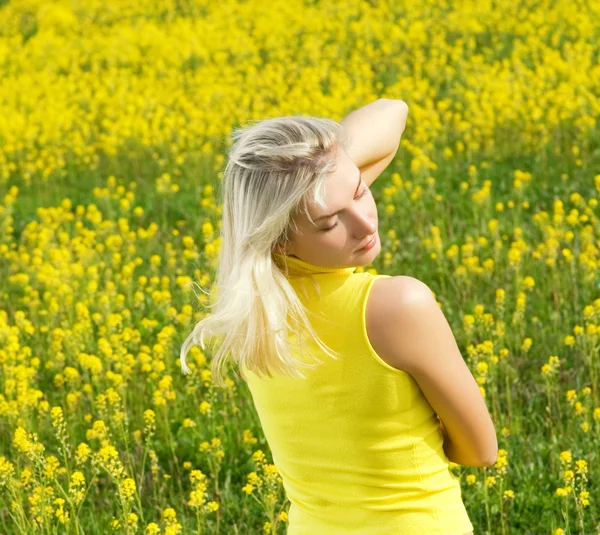 Schöne Junge Frau Entspannt Sich Einem Blumenfeld — Stockfoto