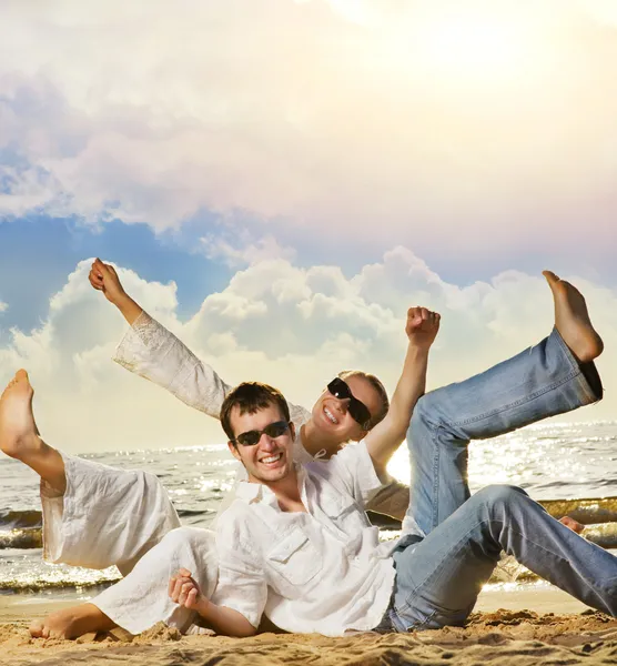Молодая красивая пара веселится на пляже — стоковое фото