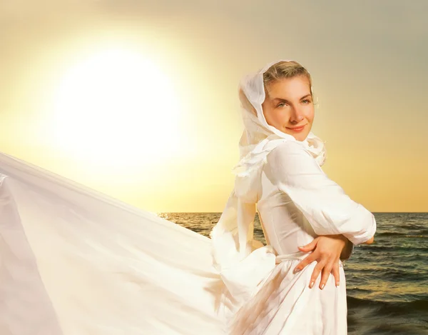Красива Молода Жінка Розслабляється Пляжі Заході Сонця — стокове фото