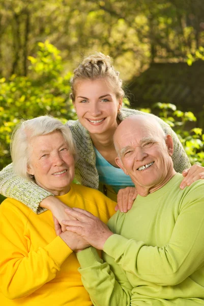 屋外の孫娘と祖父母 — ストック写真