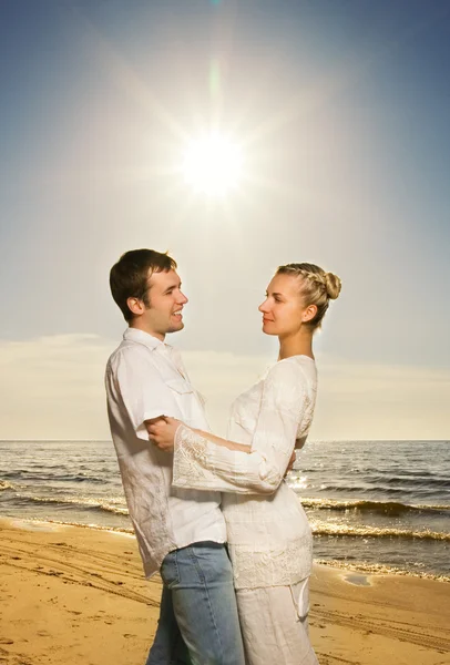 Mooi Jong Paar Verliefd Het Strand — Stockfoto