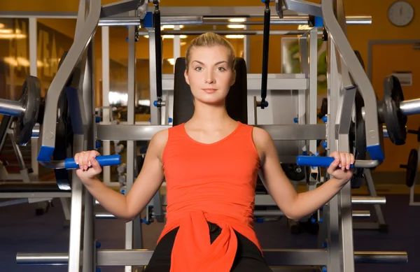 Schöne Frau Arbeitet Einem Fitnessstudio — Stockfoto