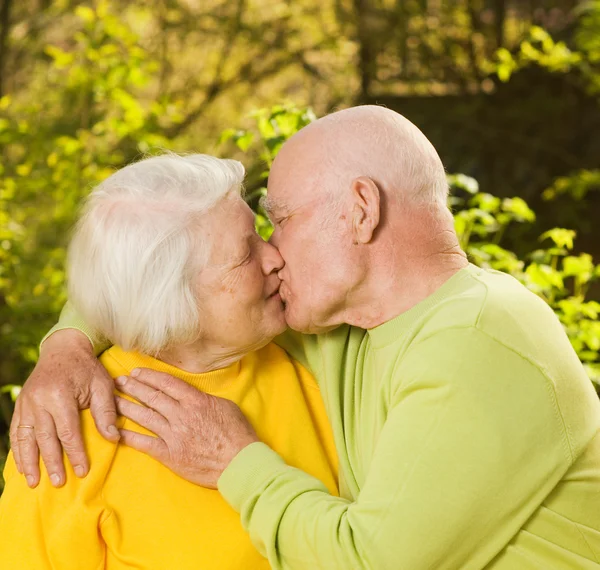 Baciare Anziani Coppia — Foto Stock