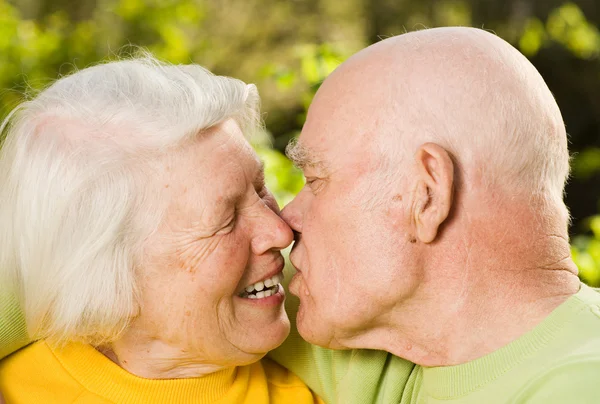年配のカップルのキス — ストック写真