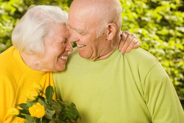 Ευτυχισμένο ζευγάρι ηλικιωμένων ερωτευμένων σε εξωτερικούς χώρους — Φωτογραφία Αρχείου