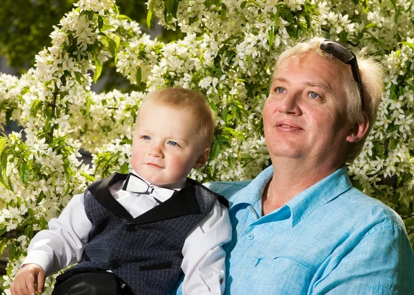 Gelukkig Grootvader Met Zijn Kleinzoon Buitenshuis — Stockfoto