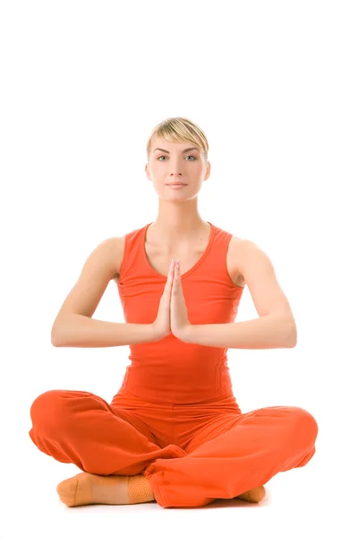 Bella giovane donna che fa esercizio di yoga isolato su schiena bianca — Foto Stock