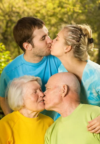 Junge Und Ältere Paare Küssen Sich Freien — Stockfoto