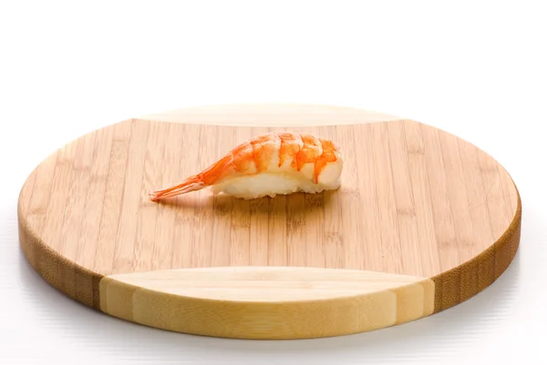 海老寿司は木の板に。白い背景で隔離 — ストック写真